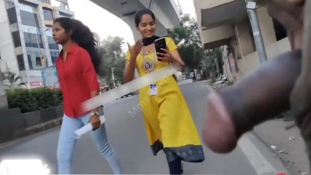 Young Guy Flash Cock Infront Of College Girls Leak Online